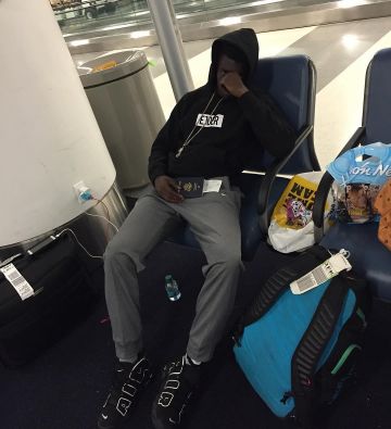 Las zapatillas nike air en blanco y negro que lleva Sheck Wes en la cuenta de Instagram de @sheckwes