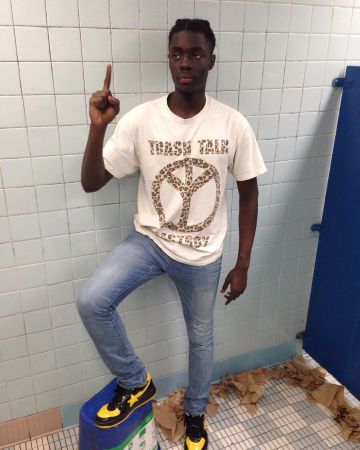 Las zapatillas negras y amarillas con estrellas que lleva Sheck Wes en la cuenta de Instagram de @sheckwes