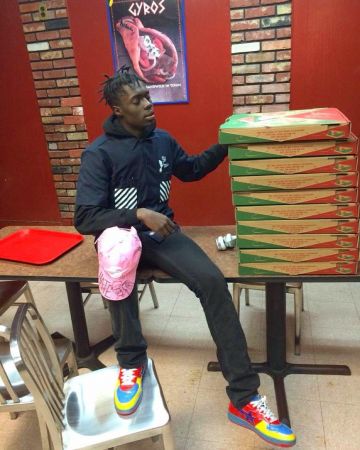 Las zapatillas estrella multicolores que lleva Sheck Wes en la cuenta de Instagram de @sheckwes