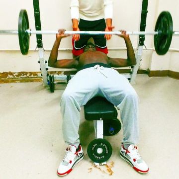 Las zapatillas de vuelo blancas, rojas y negras que lleva Sheck Wes en la cuenta de Instagram de @sheckwes