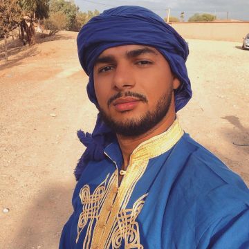 The scarf in blue cotton worn by Mister Official account Instagram of @mister_officiel