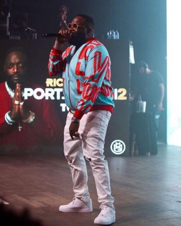 Les sneakers nike blanches portées par Rick Ross sur le compte Instagram de @richforever