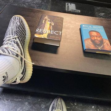 Las zapatillas de cebra blancas y negras que lleva Rick Ross en la cuenta de Instagram de @richforever