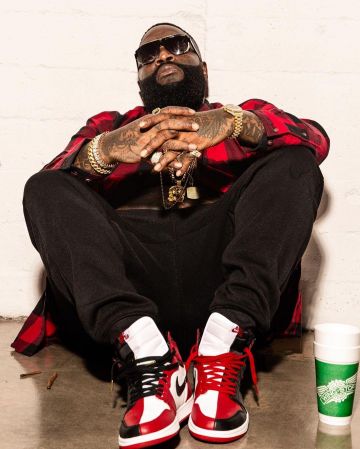 Las zapatillas nike blancas, rojas y negras que lució Rick Ross en @richforever