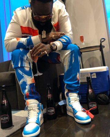 Las zapatillas blancas y azules con lengüeta roja que lució Rick Ross en la cuenta de Instagram de @richforever