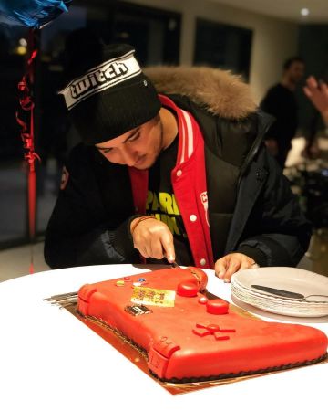 La parka noire unie porté par Gotaga sur le compte Instagram de @imgotaga
