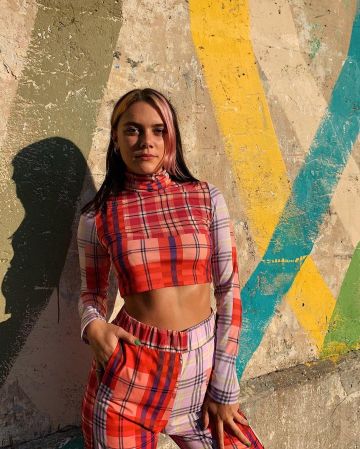 Sweater red and white asos worn by olivia smith on the account Instagram of @asos_olive