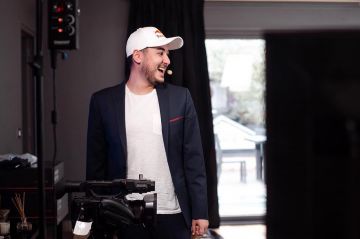 Le tee-shirt blanc avec poche porté par Gotaga sur le compte Instagram de @imgotaga