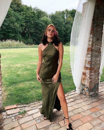 Vestido caqui usado por olivia smith en la cuenta de Instagram de @asos_olive
