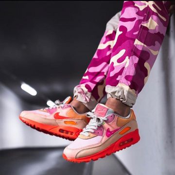 Air max 90  platinium crimson/ bright purple  porté par airmaxkicks   sur le compte Instagram de @airmaxkicks 