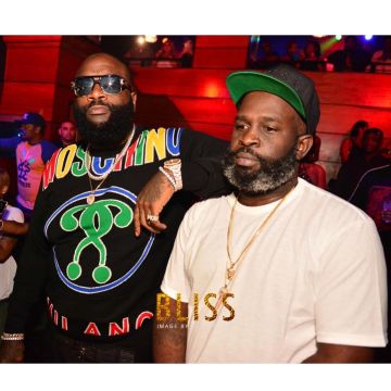 Le sweat moschino milano noir et multicolore porté par Rick Ross sur le compte Instagram de @richforever