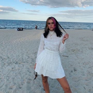 Vestido de cuello usado por olivia smith en la cuenta de Instagram de @asos_olive
