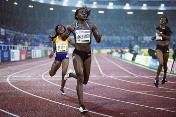 Nike Zoom Superfly Elite de Dina Asher-Smith en la cuenta de Instagram de @dinaashersmith