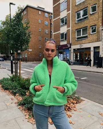 Chaqueta de lana verde lima usada por olivvi smith en la cuenta de Instagram de @asos_olive