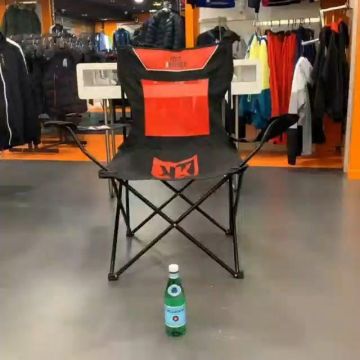 Chaise sur le compte Instagram de @footkornerqwartz