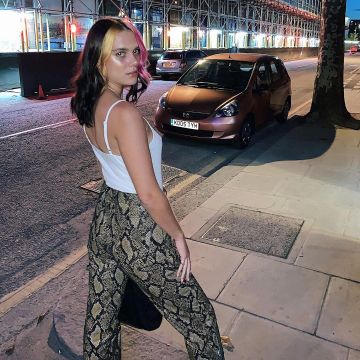 Pantalones con estampado de cuero de serpiente usados por olivia smith en la cuenta de Instagram de @asos_olive