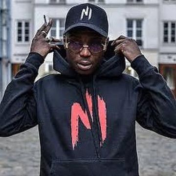 Ni sweat sur le compte Instagram de @ninho_compte_fan