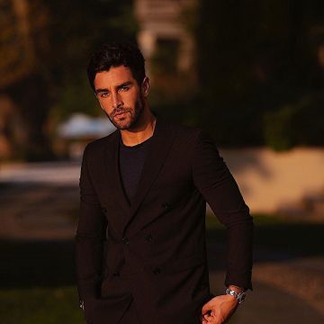 t-shirt blue worn by navy blue on the account Instagram of @valentinleonard 