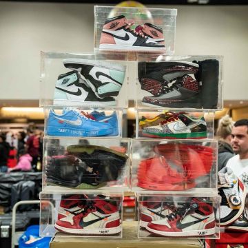 Air Yeezy 2 Solar Red en la cuenta de Instagram de @sneakercon