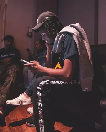 El jogging Aape By A Bathing Ape usado por Saba en la cuenta de Instagram de @sabapivot