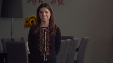 J. Crew cardigan Noir avec broderie d'or porté par Stephanie Étouffe (Anna Kendrick) dans Une Simple Faveur
