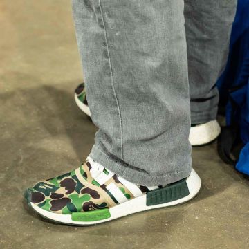 Adidas NMD R1 Bape Olive Camo en la cuenta de Instagram de @sneakercon