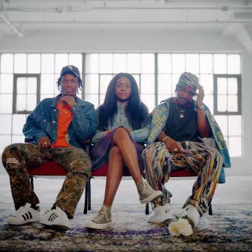 Las zapatillas Adidas Superstar blancas y negras que lleva Saba en la cuenta de Instagram de @sabapivot