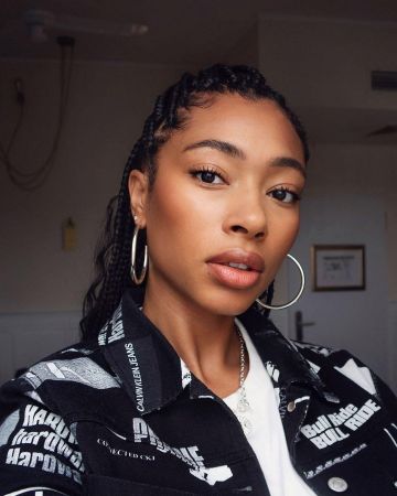 Chaqueta negra con el logotipo de calvin klein usado por lesley en la cuenta de Instagram de @asos_lesley