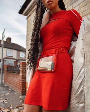 Bolso de plátano rojo usado por lesley en la cuenta de Instagram de @asos_lesley