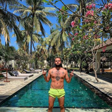 pantalones cortos de natación usados por pantalones cortos de natación en la cuenta de Instagram de @nikolalozina 