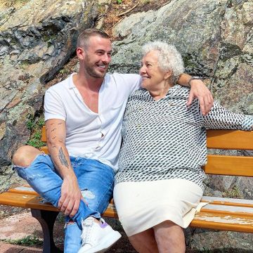 Camisa blanca en la cuenta de Instagram de @julienbert42
