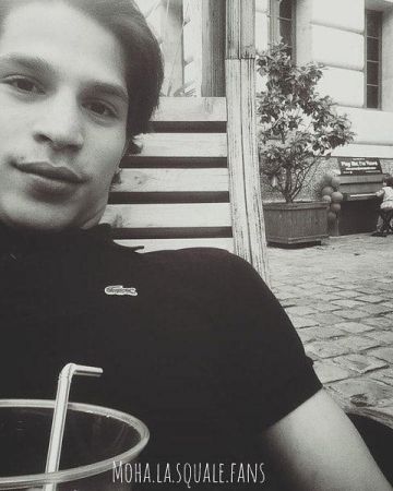 Polo lacoste negro en la cuenta de Instagram de @moha.la.squale.fans