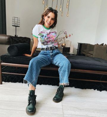 Los jeans cónicos azules que lleva Yuya en la cuenta de Instagram de @yuyacst