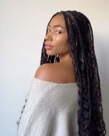 Suéter de cuello desnudo usado por lesley en la cuenta de Instagram de @asos_lesley