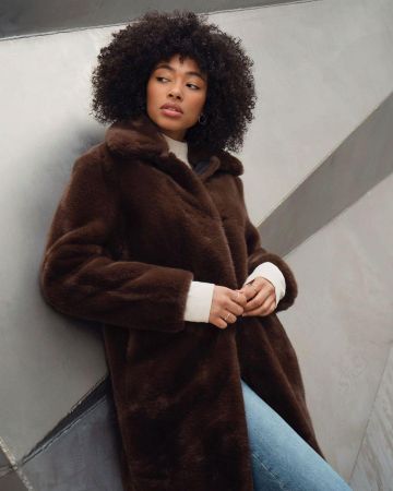 Manteau fausse fourure chocolat porté par lesley sur le compte Instagram de @asos_lesley