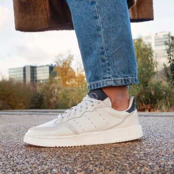 Adi­das Ori­gi­nals suede su­per­court porté par lesley sur le compte Instagram de @asos_lesley