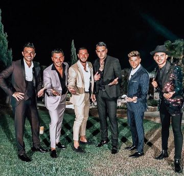 Traje gris en la cuenta de Instagram de @kevinguedj_fan1