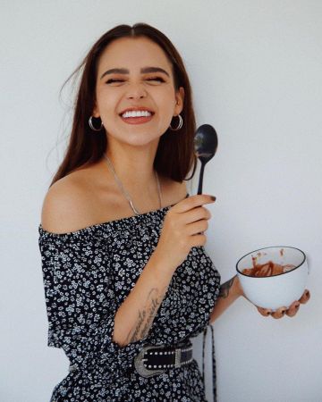 El crop top de estampado de flores negras usado por Yuya en la cuenta de Instagram de @yuyacst