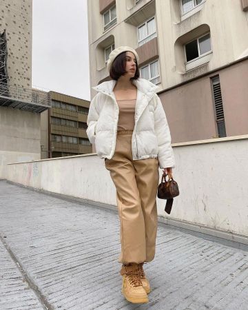 Pantalon monki beige porté par barbara sur le compte Instagram de @asos_barbara