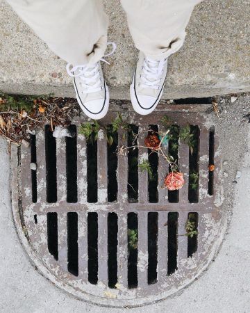 Las Converses Grises usadas por Yuya en la cuenta de Instagram de @yuyacst