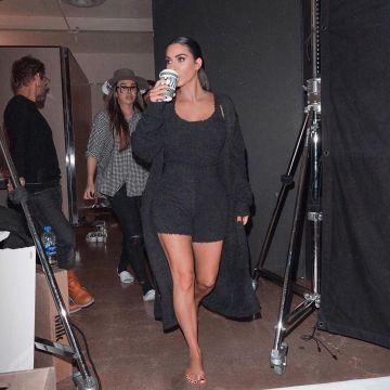 Shorts lounge pajamas Kim Kardashian on the account Instagram of @kimkardashian