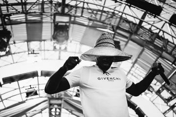 La camiseta blanca de Givenchy con efecto envejecido que lleva Jay Rock en la cuenta de Instagram de @jayrock