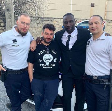 El traje negro de Omar Sy en la cuenta de Instagram de @omarsyofficial