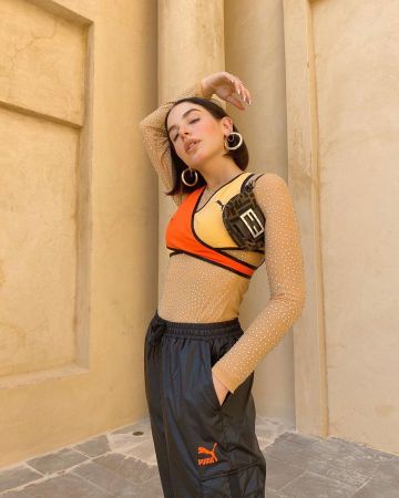 Suéter de manga larga beige usado por barbara en la cuenta de Instagram de @asos_barbara