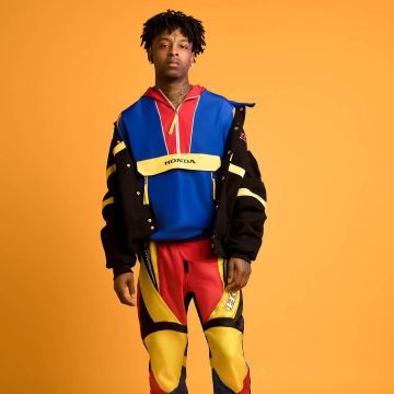 El anorak rojo azul y haune de 21 Savage en su cuenta de Instagram @21savage