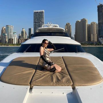 Mini jube beige satinado usado por barbara en la cuenta de Instagram de @asos_barbara