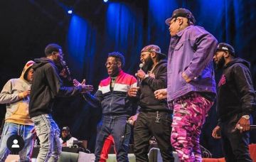 Le pantalon camo rose porté par Casino sur le compte Instagram de @1youngdro