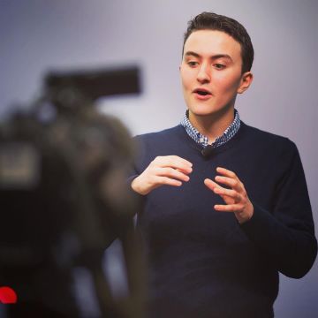 The navy blue jumper worn by Hugo Posay account on the Instagram of @hugop0say