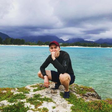 The cap bordeau worn by Hugo Posay account on the Instagram of @hugop0say