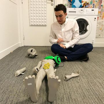 The white shirt worn by Hugo Posay account on the Instagram of @hugop0say